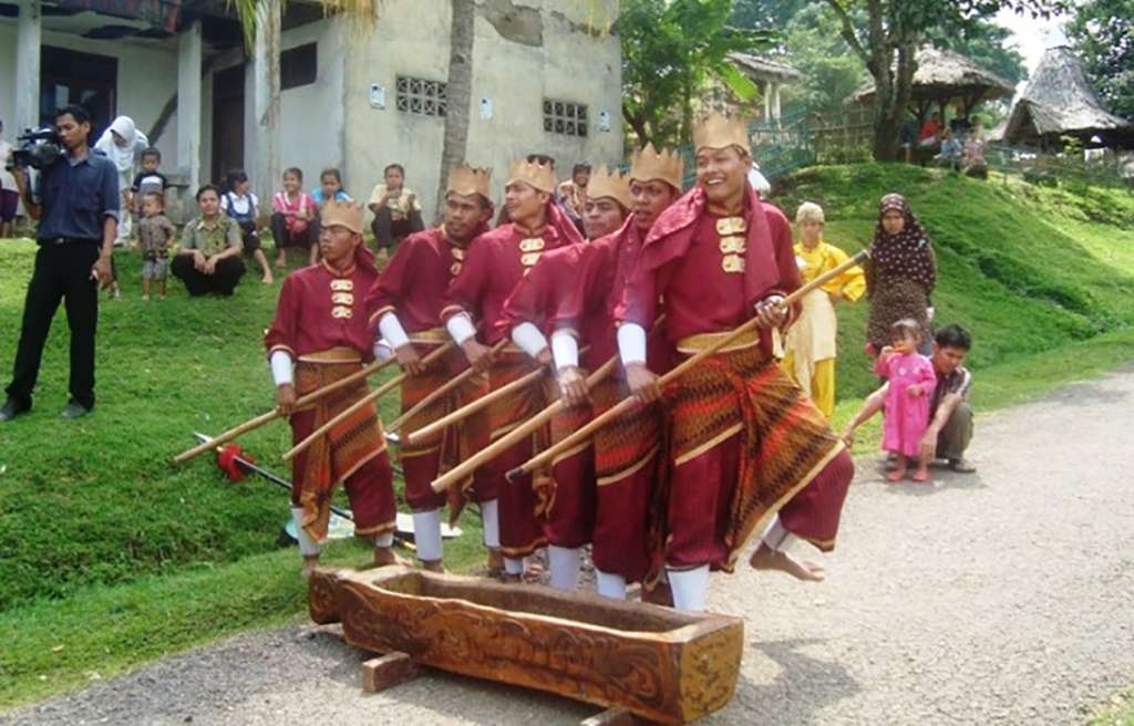  34  Tarian Daerah di Provinsi  Indonesia Asal Daerah 