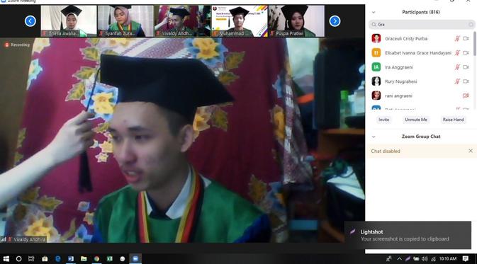 7 Momen Gambar Lucu Saat Wisuda Online di Tengah Covid-19