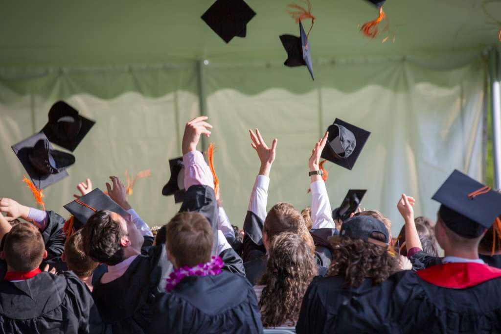 7 Momen Gambar Lucu Saat Wisuda Online di Tengah Covid-19